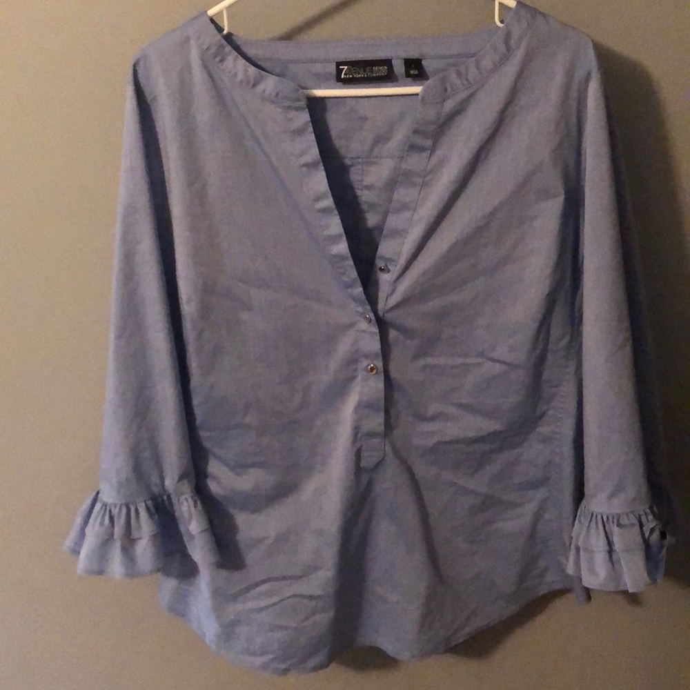 Darling blouse with ruffled sleeves
